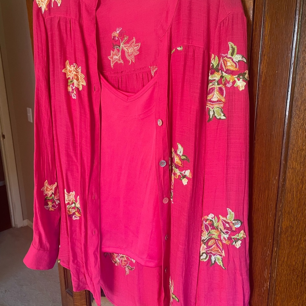 Colorful floral hot pink blouse with tank set! Size M